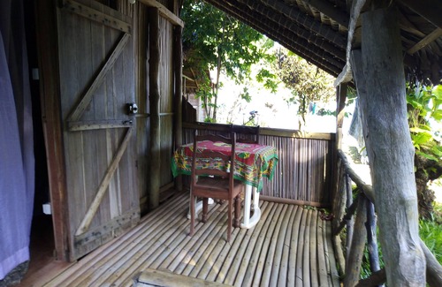 Nosy Tanihely Cabin | HUT GITE TI CASE PIED DANS L'EAU PRESQU'ILE AMBATO FACE NOSY BÉ ET NOSY KOMBA