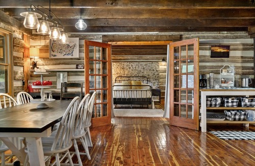 Baxter Cabin | Hyland Woods (Dog-Friendly)