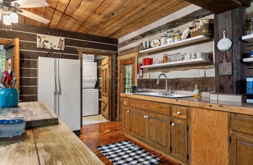 Baxter Cabin | Hyland Woods (Dog-Friendly)