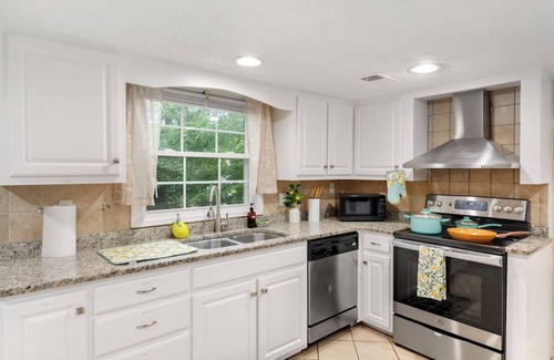 North Raleigh House | I Luv June Deal –25% Off 4BR Deck Oasis | Sleeps 9