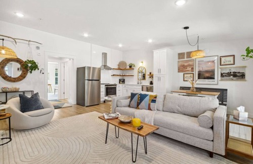 St. Marys Apartment | #I Stylish Bungalow Loft - DT Near to Waterfront