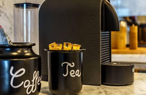 Al Sufouh 1 Apartment | Iconic Views Apt With Balcony Close to the Beach