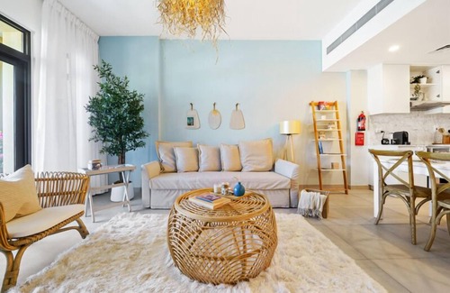 Al Sufouh 1 Apartment | Iconic Views Apt With Balcony Close to the Beach