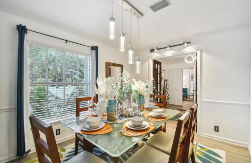 Bayshore House | Ideal for Groups! Sleeps 14, Pool, Spa Near Downtown