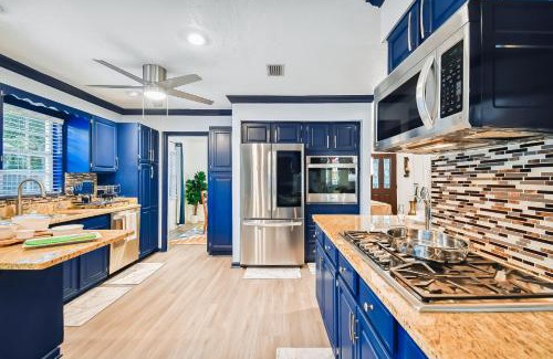 Bayshore House | Ideal for Groups! Sleeps 14, Pool, Spa Near Downtown