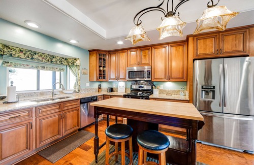 Crestline House | Ideal lakeview getaway with furnished deck, gas grill, & full kitchen