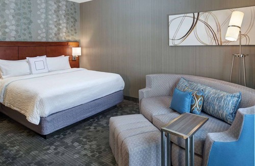 Brookfield Hotel | Ideal Mix of Comfort and Value! Indoor Swimming Pool, Pet-friendly Property!