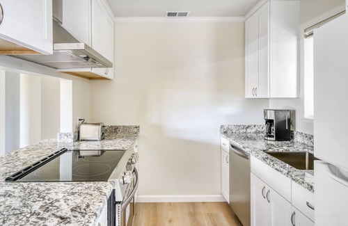 University South Apartment | Ideal Palo Alto 2BR w/W/D & Garden, near FB & Google, by Blueground