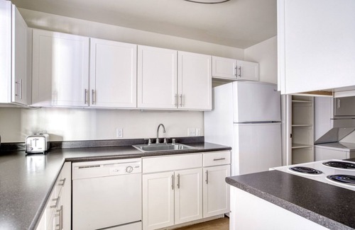 Central San Mateo Apartment | Ideal San Mateo 3BR w/W/D, BBQ & Pool, nr Caltrain, by Blueground