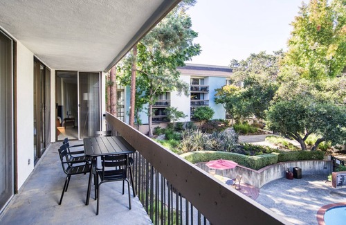 Central San Mateo Apartment | Ideal San Mateo 3BR w/W/D, BBQ & Pool, nr Caltrain, by Blueground