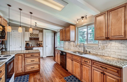 South Westminster House | Ideally Located-Park-Pet Friendly-Fenced Yard