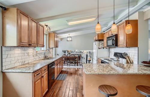 South Westminster House | Ideally Located-Park-Pet Friendly-Fenced Yard