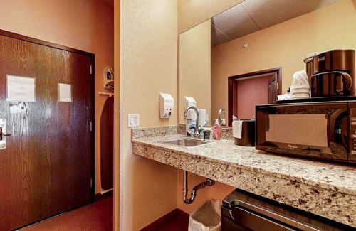 Wisconsin Dells Condo | Ideally located condo with scenic balcony, on-site golf, W/D, & central AC