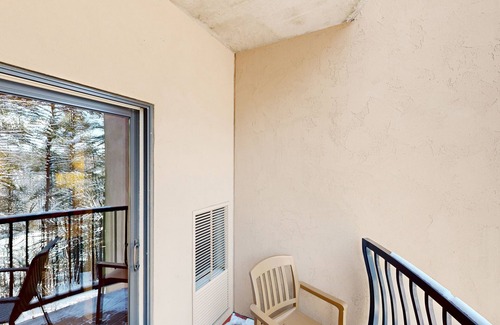 Wisconsin Dells Condo | Ideally located condo with scenic balcony, on-site golf, W/D, & central AC