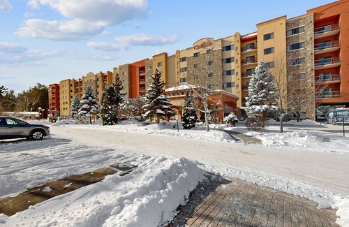 Wisconsin Dells Condo | Ideally located condo with scenic balcony, on-site golf, W/D, & central AC