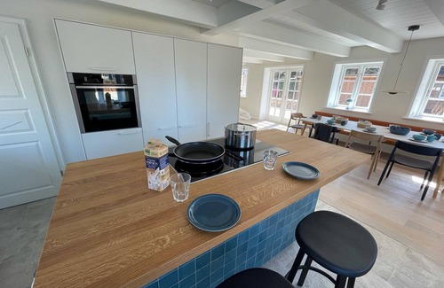 Nieblum Villa | Idun - ein Exklusives Reedachhaus mit Modernem Kern für Großfamilie