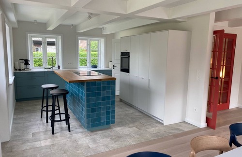 Nieblum Villa | Idun - ein Exklusives Reedachhaus mit Modernem Kern für Großfamilie