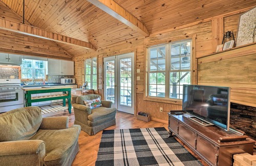 Fruitvale Cabin | Idyllic Cabin w/Fire Pit, Kayak On-Site!