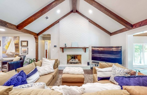 Columbus House | Idyllic Lakefront Home - Sprawling Deck & Dock