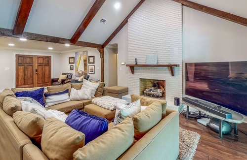 Columbus House | Idyllic Lakefront Home - Sprawling Deck & Dock