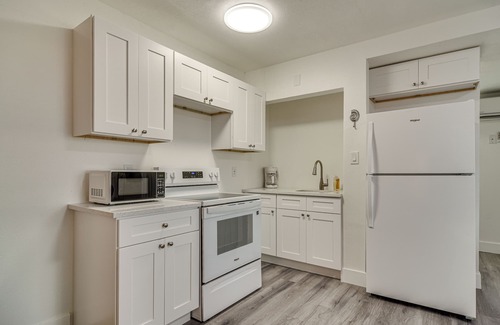 Pass-a-Grille Historic District Apartment | Idyllic Pass-a-grille Studio - Walk to the Beach!