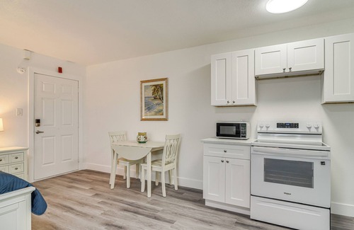 Pass-a-Grille Historic District Apartment | Idyllic Pass-a-grille Studio - Walk to the Beach!