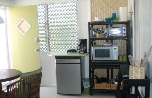 Waimanalo Apartment | If You Like Crowds, Don't Stay Here !.Sleeps 2 - Walk to Beach!