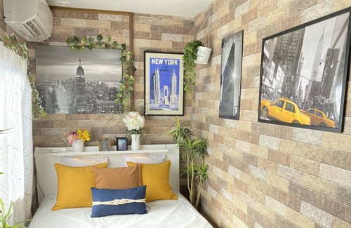 Tsurumi Ward Condo | (iii) Private balcony with bar counter! Many minions welcome you! Kyocera Dome 9 min, USJ 20 min, JR. subway Taisho station 3 min, 4 min / 9 Guests! Dotonbori 6 min.