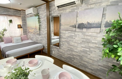 Tsurumi Ward Condo | (iii) Private balcony with bar counter! Many minions welcome you! Kyocera Dome 9 min, USJ 20 min, JR. subway Taisho station 3 min, 4 min / 9 Guests! Dotonbori 6 min.