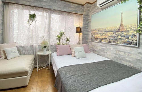 Tsurumi Ward Condo | (iii) Private balcony with bar counter! Many minions welcome you! Kyocera Dome 9 min, USJ 20 min, JR. subway Taisho station 3 min, 4 min / 9 Guests! Dotonbori 6 min.