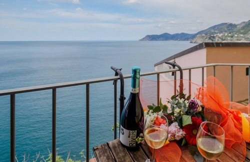 Manarola Apartment | Il Baluardo Sea View Apartment on the Cliff