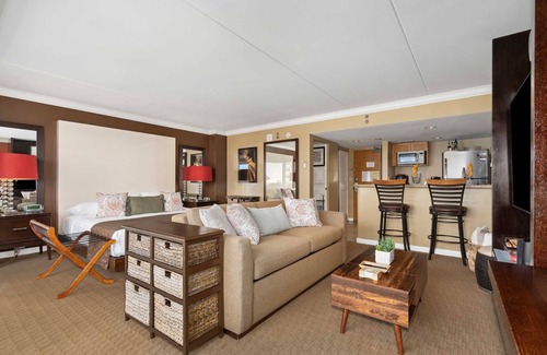 Waikiki Condo | Ilikai 1718 Ocean/Lagoon King Bed, Sofa Bed