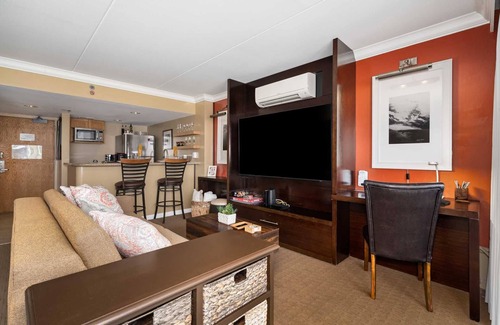 Waikiki Condo | Ilikai 1718 Ocean/Lagoon King Bed, Sofa Bed