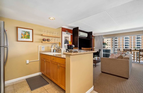 Waikiki Condo | Ilikai 1718 Ocean/Lagoon King Bed, Sofa Bed