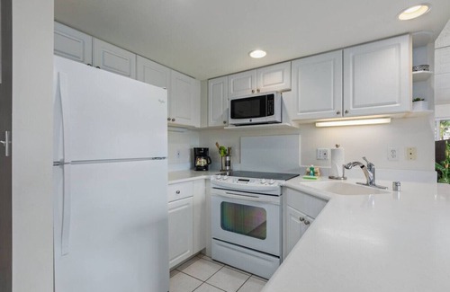 McCully - Moiliili Condo | ILIKAI 2BR/2BA CITY VIEW ISLAND STYLE APARTMENT