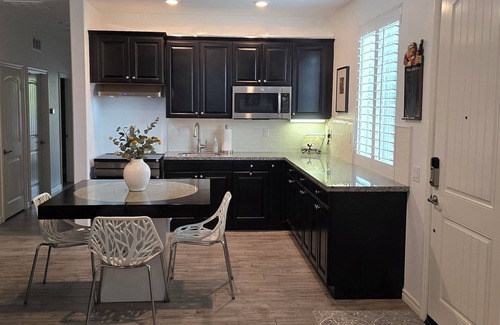 Simi Valley Apartment | Immaculately maintained Studio, with modern amenities, and great neighborhood.