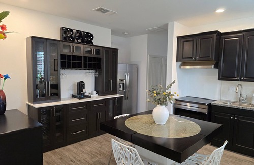 Simi Valley Apartment | Immaculately maintained Studio, with modern amenities, and great neighborhood.