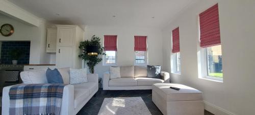 Holme House | Immense 6 bed with massive garden right on A1