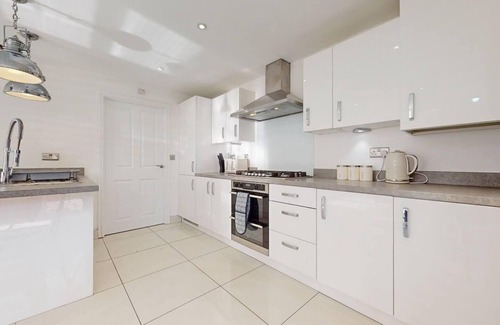 Stanford-le-Hope House | Impeccable 4-Bed House in Stanford-le-Hope