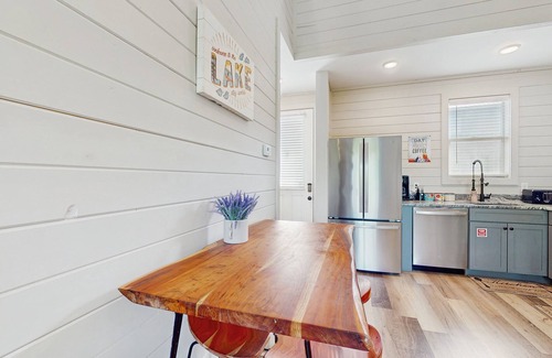 Sevierville Cabin | Impressive mtn-view cabin w/fireplace, deck, jacuzzi, & free attraction tickets