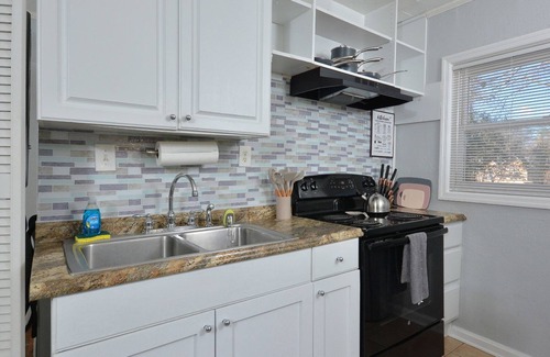 Carrboro Cottage | In the heart of Chapel Hill Walk to UNC & cafés! 3 Bedroom House