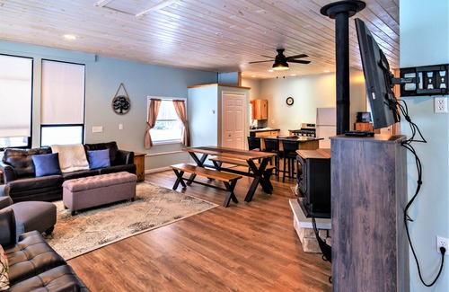 Free Soil House | In The Woods - Pet Friendly Waterfront