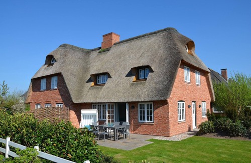 Großmorsum House | In this stylish half of the house under thatch, the maritime color concept was applied to the