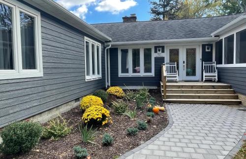 Union Pier House | In Union Pier! By Beach with 5 bedrooms, jacuzzi, yard