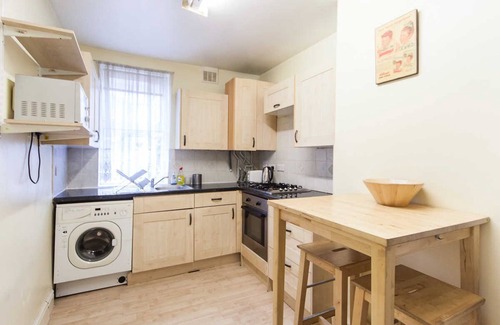 Canning Town Apartment | In ZONE 2/3 charming 2 bedroom garden apartment in the East End of London