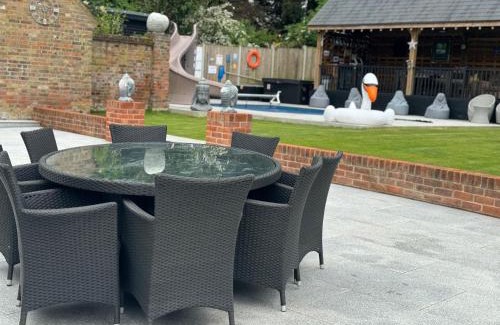 Sandwich House | Incredible private Oasis 32c pool, jacuzzi games bar