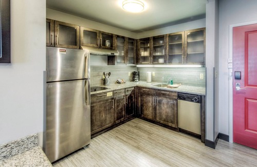 Columbus Apartment | Indoor Pool + 24 Hour Business Center | Studio Suite Only 1 Mile from OSU!