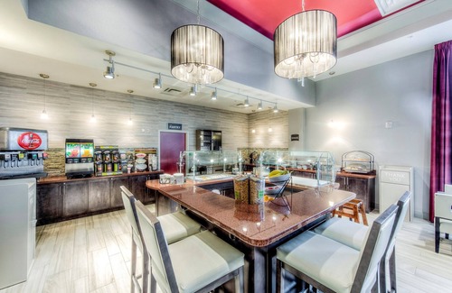 Columbus Apartment | Indoor Pool + 24 Hour Business Center | Studio Suite Only 1 Mile from OSU!