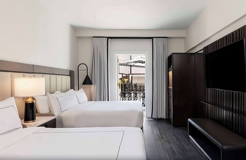 Charleston Historic District Hotel | Indulge in Home-Like Comfort! Outdoor Swimming Pool, Pet-friendly Property!