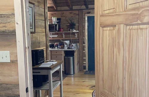 Clayton House | Inez Cabin-Rustic One Bedroom Log Cabin 15 Minutes From Highlands NC